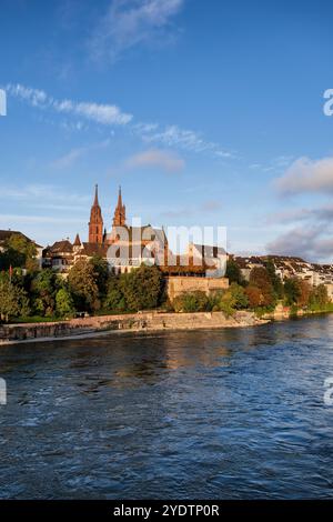 Basel, Schweiz - Blick auf die Stadt mit der Altstadt auf der anderen Seite des Rheins. Stockfoto