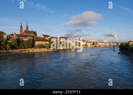 Stadt Basel in der Schweiz, Skyline mit der Altstadt am Rhein. Stockfoto