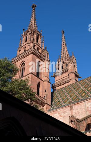 Basler Münster Türme und Ziegeldach in Basel, Schweiz. Stockfoto