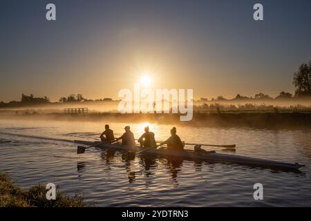 Das Bild vom 27. Oktober zeigt Ruderer auf dem Fluss Cam in Cambridge an einem ruhigen und nebeligen Sonntagmorgen bei Sonnenaufgang. Die Prognose des MET Office für Stockfoto