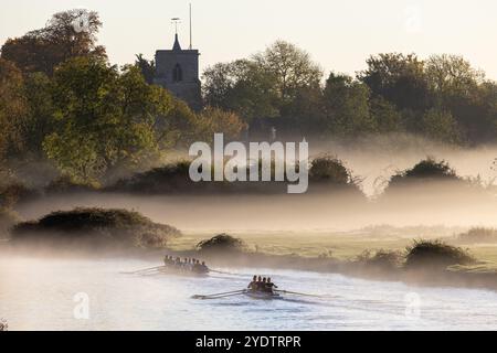 Das Bild vom 27. Oktober zeigt Ruderer auf dem Fluss Cam in Cambridge an einem ruhigen und nebeligen Sonntagmorgen bei Sonnenaufgang. Die Prognose des MET Office für Stockfoto