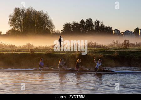 Das Bild vom 27. Oktober zeigt Ruderer auf dem Fluss Cam in Cambridge an einem ruhigen und nebeligen Sonntagmorgen bei Sonnenaufgang. Die Prognose des MET Office für Stockfoto