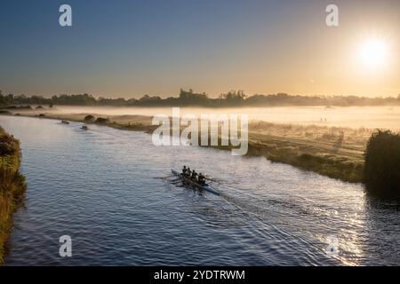 Das Bild vom 27. Oktober zeigt Ruderer auf dem Fluss Cam in Cambridge an einem ruhigen und nebeligen Sonntagmorgen bei Sonnenaufgang. Die Prognose des MET Office für Stockfoto