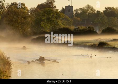 Das Bild vom 27. Oktober zeigt Ruderer auf dem Fluss Cam in Cambridge an einem ruhigen und nebeligen Sonntagmorgen bei Sonnenaufgang. Die Prognose des MET Office für Stockfoto