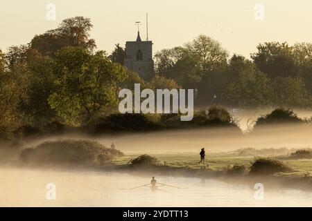 Das Bild vom 27. Oktober zeigt Ruderer auf dem Fluss Cam in Cambridge an einem ruhigen und nebeligen Sonntagmorgen bei Sonnenaufgang. Die Prognose des MET Office für Stockfoto