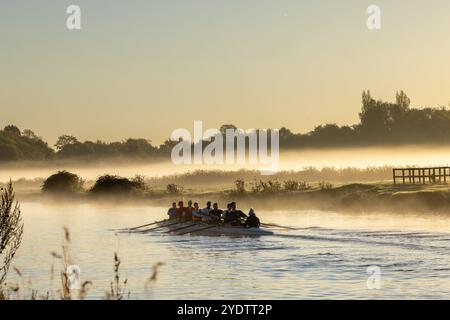 Das Bild vom 27. Oktober zeigt Ruderer auf dem Fluss Cam in Cambridge an einem ruhigen und nebeligen Sonntagmorgen bei Sonnenaufgang. Die Prognose des MET Office für Stockfoto