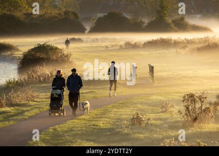 Das Bild vom 27. Oktober zeigt Menschen am Fluss Cam in Cambridge an einem ruhigen und nebeligen Sonntagmorgen bei Sonnenaufgang. Die Prognose des Met Office für tod Stockfoto