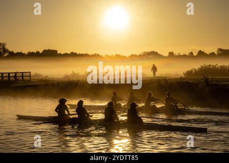 Das Bild vom 27. Oktober zeigt Ruderer auf dem Fluss Cam in Cambridge an einem ruhigen und nebeligen Sonntagmorgen bei Sonnenaufgang. Die Prognose des MET Office für Stockfoto