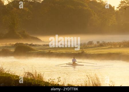 Das Bild vom 27. Oktober zeigt Ruderer auf dem Fluss Cam in Cambridge an einem ruhigen und nebeligen Sonntagmorgen bei Sonnenaufgang. Die Prognose des MET Office für Stockfoto