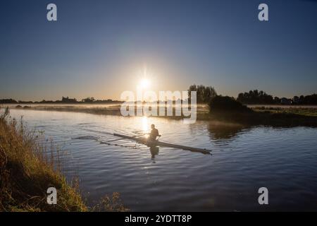 Das Bild vom 27. Oktober zeigt Ruderer auf dem Fluss Cam in Cambridge an einem ruhigen und nebeligen Sonntagmorgen bei Sonnenaufgang. Die Prognose des MET Office für Stockfoto