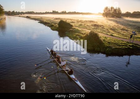 Das Bild vom 27. Oktober zeigt Ruderer auf dem Fluss Cam in Cambridge an einem ruhigen und nebeligen Sonntagmorgen bei Sonnenaufgang. Die Prognose des MET Office für Stockfoto