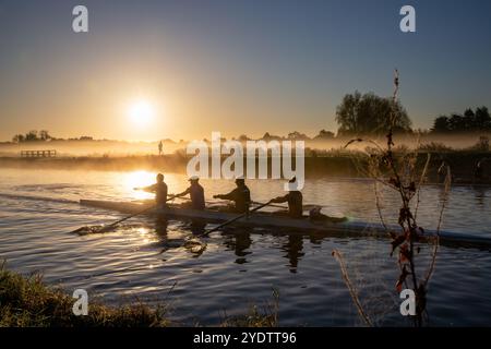 Das Bild vom 27. Oktober zeigt Ruderer auf dem Fluss Cam in Cambridge an einem ruhigen und nebeligen Sonntagmorgen bei Sonnenaufgang. Die Prognose des MET Office für Stockfoto