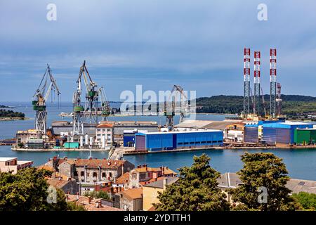 Der Industriehafen von Pula in Kroatien Stockfoto