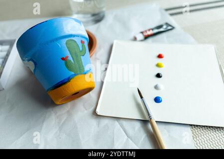 Kunstkonzept, Farbpalette, Tropfen von Acrylfarben in verschiedenen Farben auf weißem Blatt Papier, Zeichenwerkzeuge Stockfoto