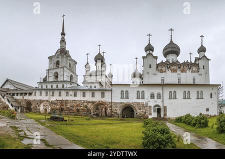 Das Kloster SOLOVETSKY ist ein befestigtes Kloster auf den Solovetsky-Inseln im Weißen Meer, Russland. Blick auf den Haupthof Stockfoto