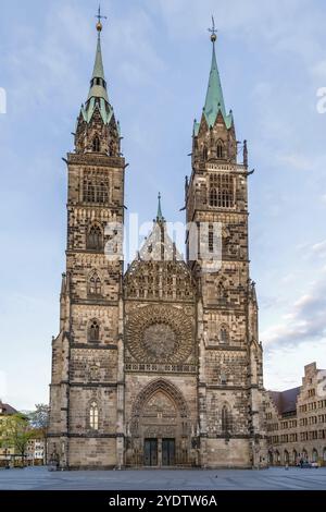 St. Lorenz ist eine mittelalterliche Kirche in Nürnberg. Sie ist dem Heiligen Lawrence gewidmet. Fassade Stockfoto