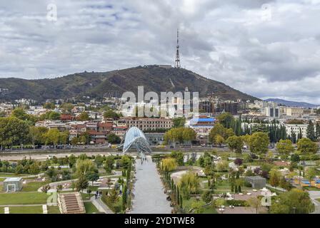 Blick auf den Rike Park und das Stadtzentrum von Tiflis, Georgien, Asien Stockfoto