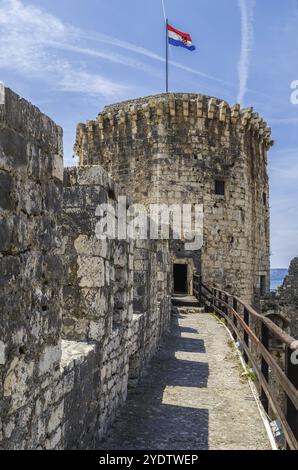 Kamerlengo ist eine Burg und Festung in Trogir, Kroatien. Sie wurde von der Republik Venedig erbaut. Blick auf den Turm von der Mauer Stockfoto