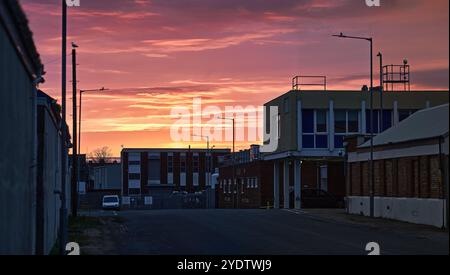 Farbenfroher Sonnenuntergang über der leeren Straße in der Innenstadt. Stockfoto
