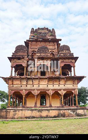 Blick auf Sheesh Mahal im Fort Gadpahra, das ursprünglich von den Paramaras im 10. Jahrhundert erbaut wurde, in Sagar, Madhya Pradesh, Indien. Stockfoto