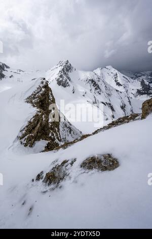 Schneebedeckte Berglandschaft, Aufstieg zum Niesehorn, Gipfel Wildhorn dahinter, Berner Alpen, Berner Oberland, Schweiz, Europa Stockfoto