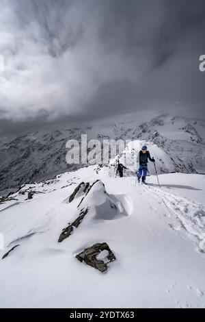 Skitourer, Aufstieg zum Gipfel der Koellkuppe oder Cima Marmota, schneebedeckte Berglandschaft, Ortler Alpen, Vinschgau, Italien, Europa Stockfoto