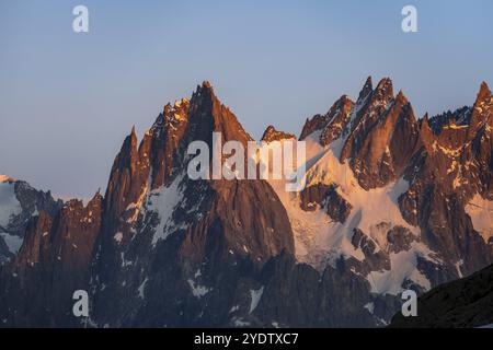 Felsige Gipfel bei Sonnenuntergang, alpenglow, Aiguille du Plan, Mont Blanc Massiv, Chamonix, Frankreich, Europa Stockfoto