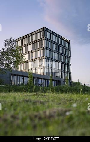 Modernes Bürogebäude mit Glasfassade in grüner Umgebung mit Abendbeleuchtung, Nagold Deutschland Stockfoto