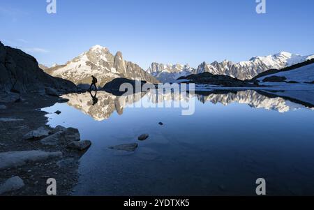 Bergsteiger, Silhouette vor Berglandschaft im Abendlicht, Wasserspiegelung im Lac Blanc, Berggipfel, Aiguille Verte, Grandes Jor Stockfoto