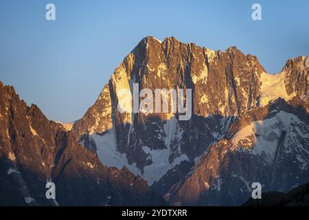 Felsige Gipfel bei Sonnenuntergang, alpenglow, Grandes Jorasses, Mont Blanc Massiv, Chamonix, Frankreich, Europa Stockfoto