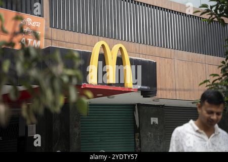 Ein McDonald's Schild vor einem McDonald's Restaurant am 26. Oktober 2024 in Guwahati, Indien. McDonalds jüngste Lebensmittelsicherheitsprobleme führten zu einem Rückgang der Bestände um 5 % Stockfoto