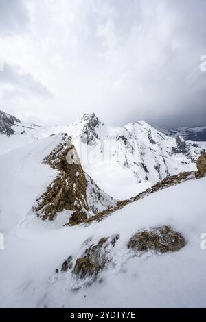 Schneebedeckte Berglandschaft, Aufstieg zum Niesehorn, Gipfel Wildhorn dahinter, Berner Alpen, Berner Oberland, Schweiz, Europa Stockfoto