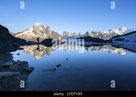 Bergsteiger, Silhouette vor Berglandschaft im Abendlicht, Wasserspiegelung im Lac Blanc, Berggipfel, Aiguille Verte, Grandes Jor Stockfoto