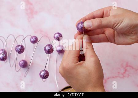 Schritt für Schritt. Weihnachtsbaumschmuck aus Schnur. Schritt 5 von 7. Stockfoto