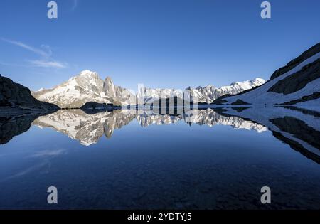 Bergsteiger, Silhouette vor Berglandschaft im Abendlicht, Wasserspiegelung im Lac Blanc, Berggipfel, Aiguille Verte, Grandes Jor Stockfoto