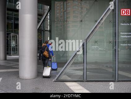 Reisende mit Gepäck am Eingang der DB Group Zentrale am Potsdamer Platz, Berlin, Deutschland, Europa Stockfoto