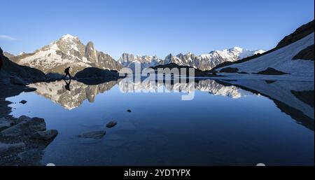 Bergsteiger, Silhouette vor Berglandschaft im Abendlicht, Wasserspiegelung im Lac Blanc, Berggipfel, Aiguille Verte, Grandes Jor Stockfoto