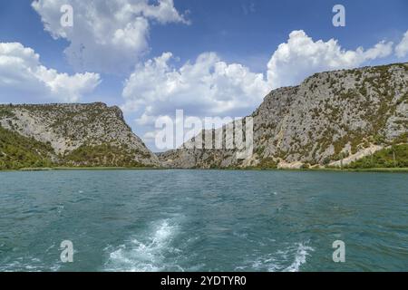 Felsen am Ufer des Flusses im Nationalpark Krka, Kroatien, Europa Stockfoto