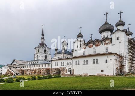 Das Kloster SOLOVETSKY ist ein befestigtes Kloster auf den Solovetsky-Inseln im Weißen Meer, Russland. Blick auf den Haupthof Stockfoto