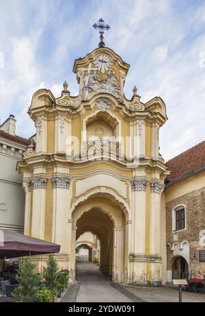 Kirche und Kloster der Heiligen Dreifaltigkeit, Vilnius, Lituania. Basilian-Tor Stockfoto