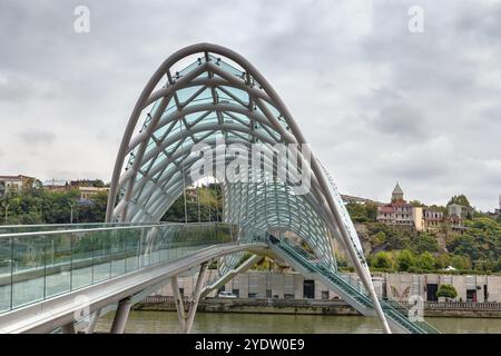 Die Friedensbrücke ist eine bogenförmige Fußgängerbrücke über den Fluss Kura in der Innenstadt von Tiflis, Georgien, Asien Stockfoto