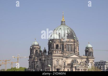 Der Berliner Dom mit seinen markanten Kuppeln unter blauem Himmel, Berlin, Deutschland, Europa Stockfoto