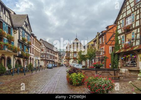 Hauptstraße mit historischen Häusern in Kaysersberg, Elsass, Frankreich, Europa Stockfoto