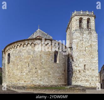 Sant Pere de Besalu ist ein Benediktinerkloster in Besalu, Katalonien. Das Gebäude wurde 1160 renoviert. Blick von der Apsis Stockfoto