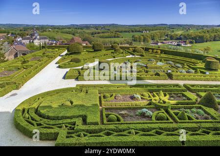 Chateau de Hautefort, Frankreich. Blick auf den Burggarten und die Umgebung Stockfoto