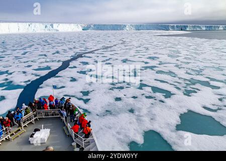 Das Lindblad-Expeditionsschiff National Geographic Explorer in Austfonna im Svalbard-Archipel, Norwegen, Arktis, Europa Stockfoto