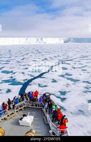 Das Lindblad-Expeditionsschiff National Geographic Explorer in Austfonna im Svalbard-Archipel, Norwegen, Arktis, Europa Stockfoto