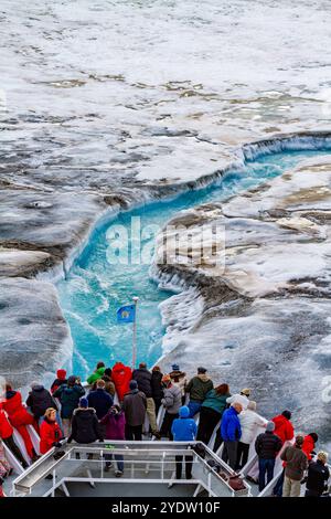 Das Lindblad-Expeditionsschiff National Geographic Explorer in der Nähe des Gletscherabflusses im Svalbard-Archipel, Norwegen, Arktis, Europa Stockfoto