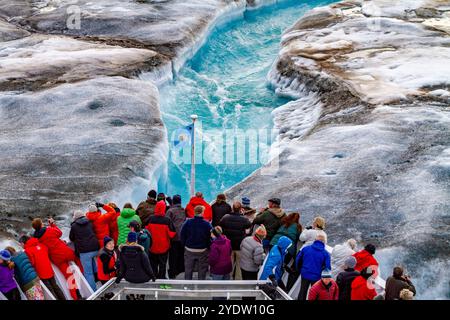 Das Lindblad-Expeditionsschiff National Geographic Explorer in der Nähe des Gletscherabflusses im Svalbard-Archipel, Norwegen, Arktis, Europa Stockfoto