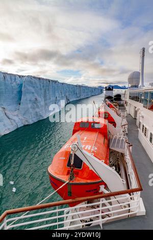 Das Lindblad Expeditionsschiff National Geographic Explorer in der Nähe eines Gletschers im Svalbard Archipel, Norwegen, Arktis, Europa Stockfoto